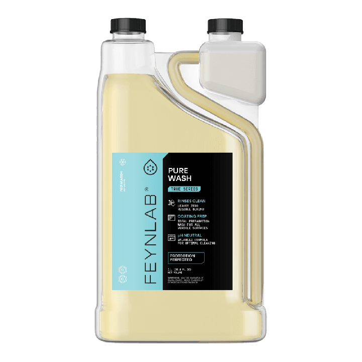 Přední strana balení prémiového autošamponu FEYNLAB Pure Wash o objemu 1 litr s chytrou integrovanou odměrkou pro přesné ředění.