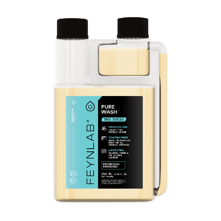 Kompaktní balení 250 ml profesionálního autošamponu FEYNLAB Pure Wash z řady True Series s dávkovačem