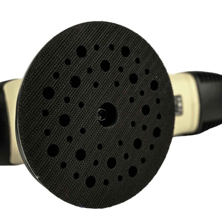 Spodní strana ventilovaného unašeče leštičky FEYNMACH V3 se silným suchým zipem pro bezpečné uchycení leštících padů.