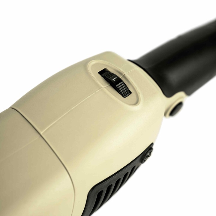 Elektronická plynulá regulace otáček umístěná na horní straně profesionální excentrické leštičky Feynlab FEYNMACH V3.